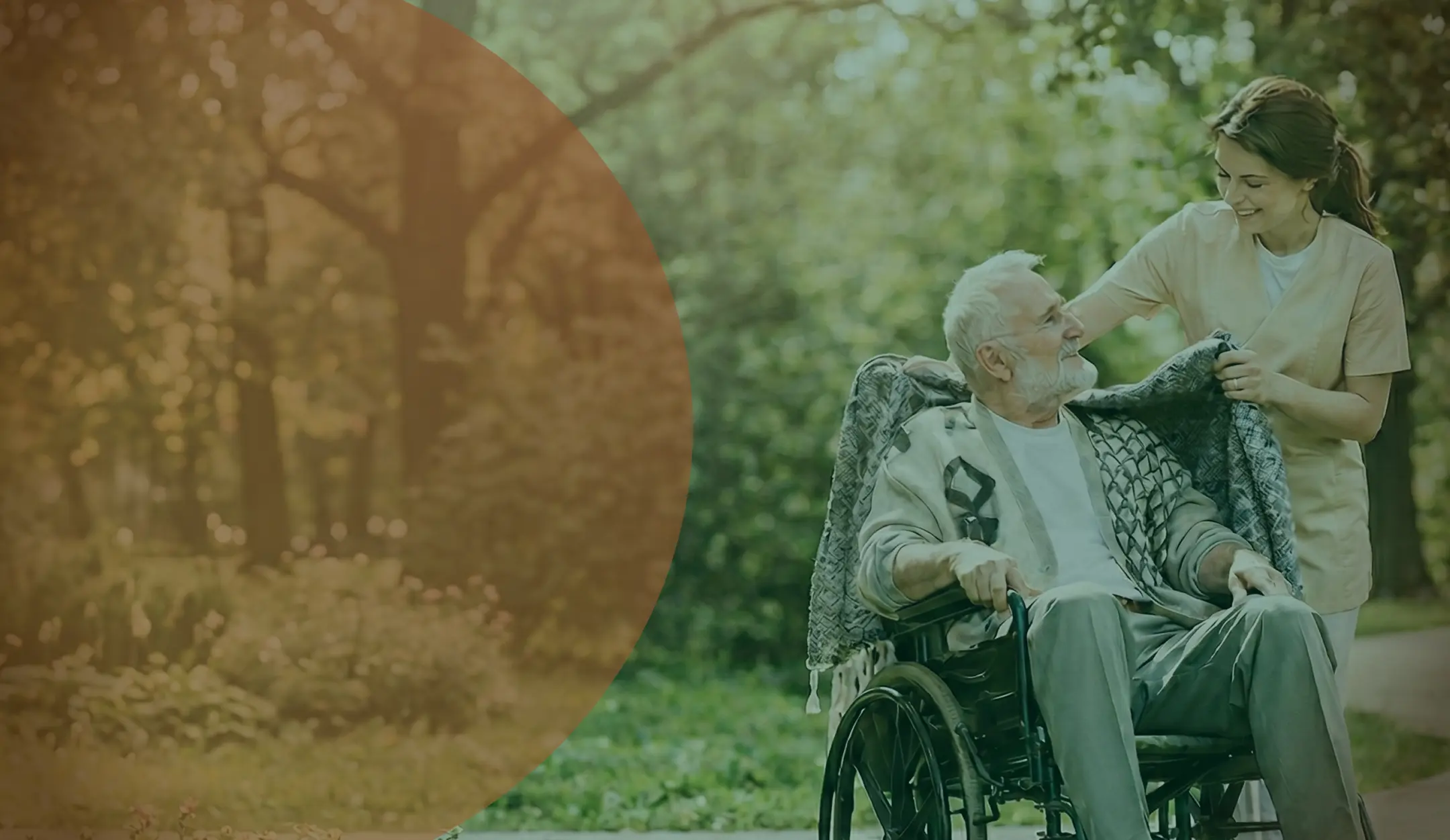 Cuidadora acompañando a una persona mayor
